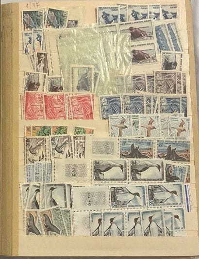 1 Album TAAF : Ensemble de multiple des timbres...