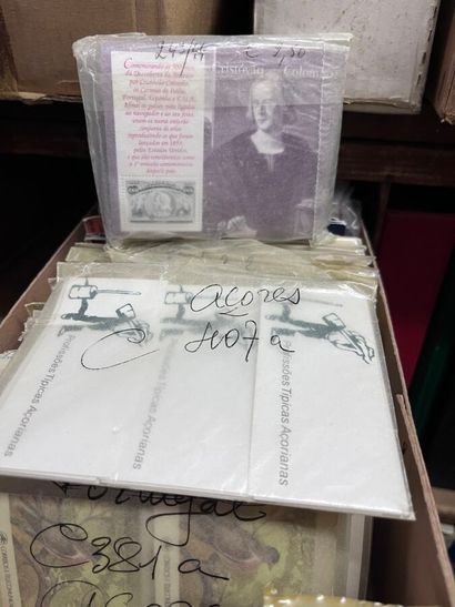Cartons Monde : Lot de timbres du Monde dont...