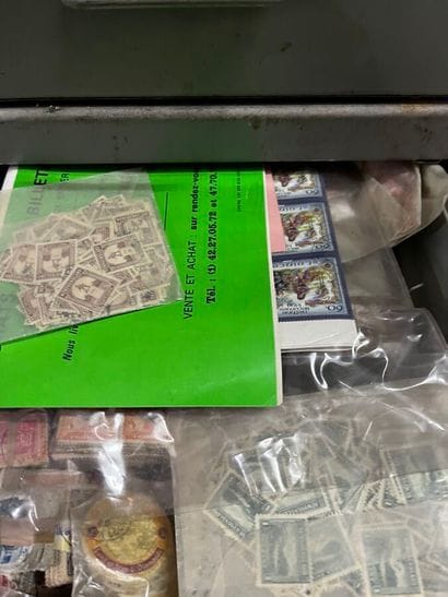 30 tiroirs Monde: Timbres du monde neufs...