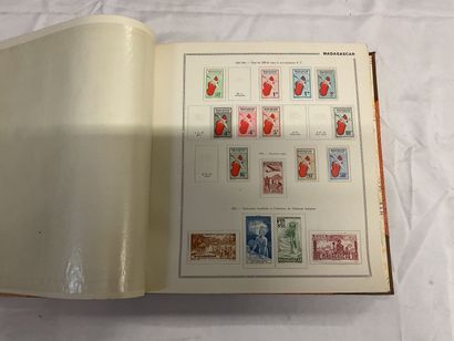 10 classeurs Monde : Timbres de toutes périodes,...
