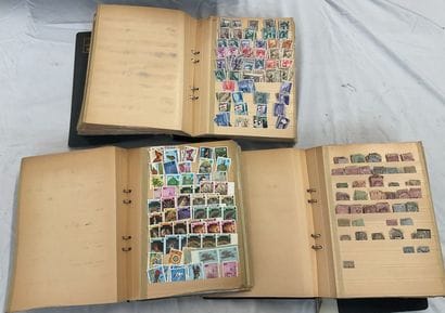 32 Albums Monde : Timbres de toutes périodes,...