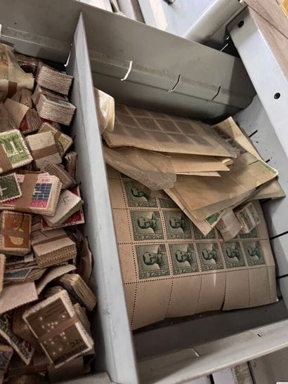 27 tiroirs Monde : Timbres de toutes périodes,...