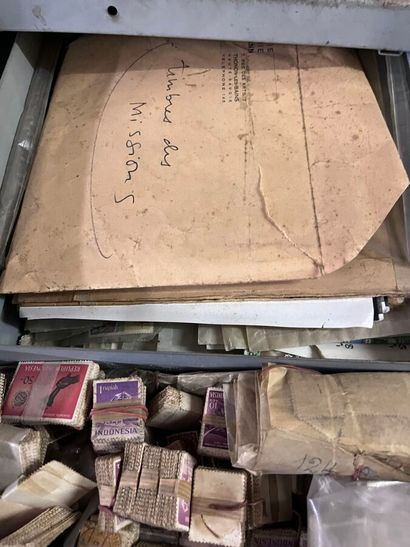 27 tiroirs Monde : Timbres de toutes périodes,...