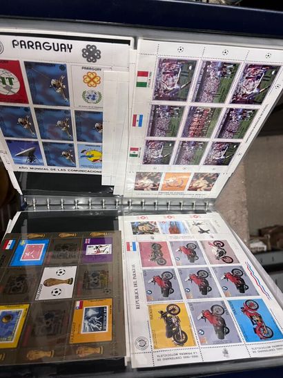 31 Classeurs Colonies françaises : Timbres...