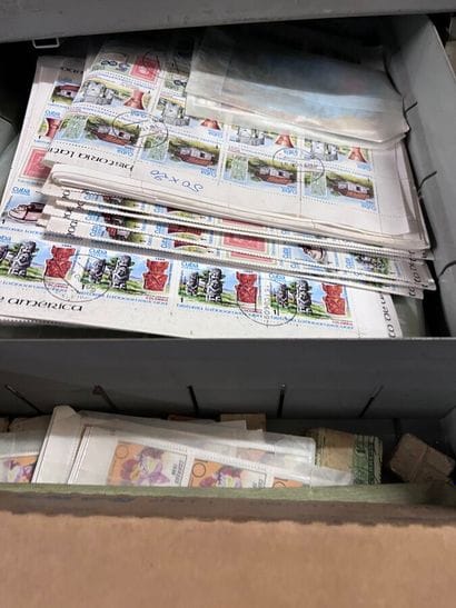 30 tiroirs Monde: Timbres du monde neufs...