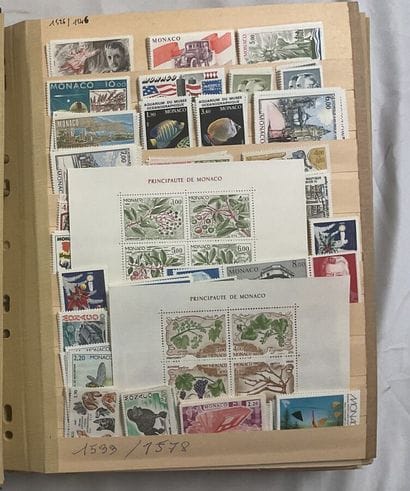 3 Albums Monaco : Ensemble des timbres par...