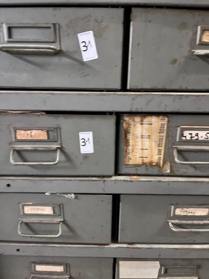 30 tiroirs Monde: Timbres du monde neufs...