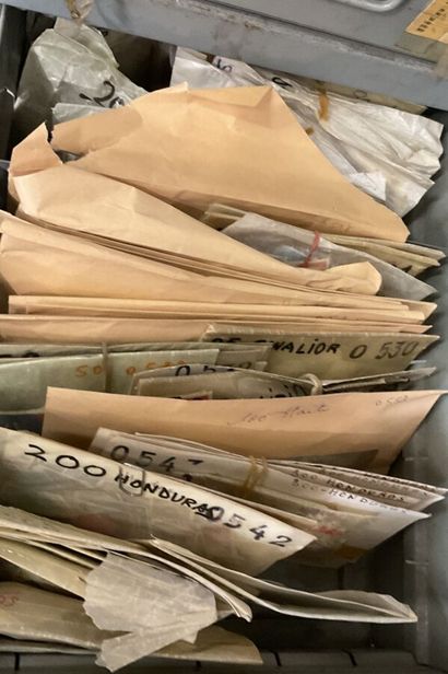 27 Tiroirs Monde : Timbres de toutes périodes,...