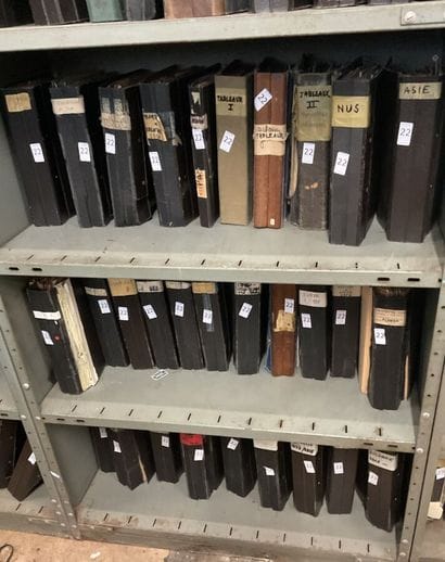 30 Albums Monde : Timbres de toutes périodes,...