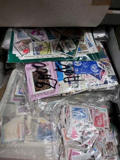 30 tiroirs Monde: Timbres du monde neufs...