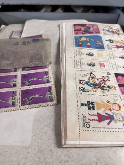27 tiroirs Monde : Timbres de toutes périodes,...