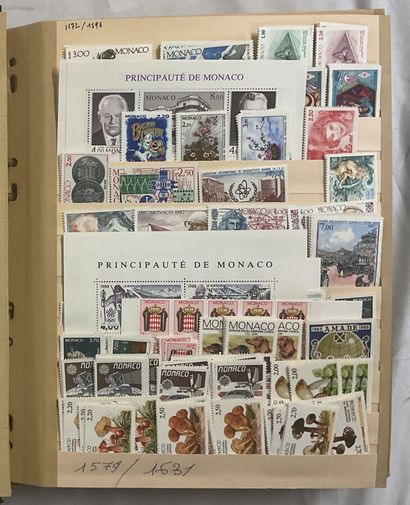 3 Albums Monaco : Ensemble des timbres par...