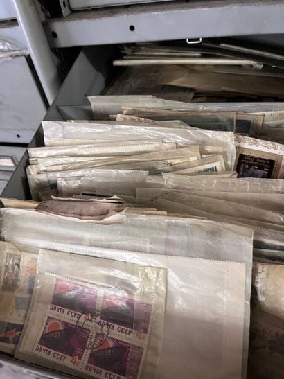 27 tiroirs Monde : Timbres de toutes périodes,...