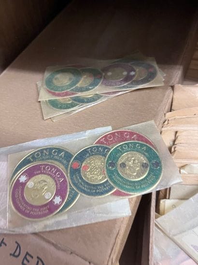 Cartons Monde : Lot de timbres du Monde dont...
