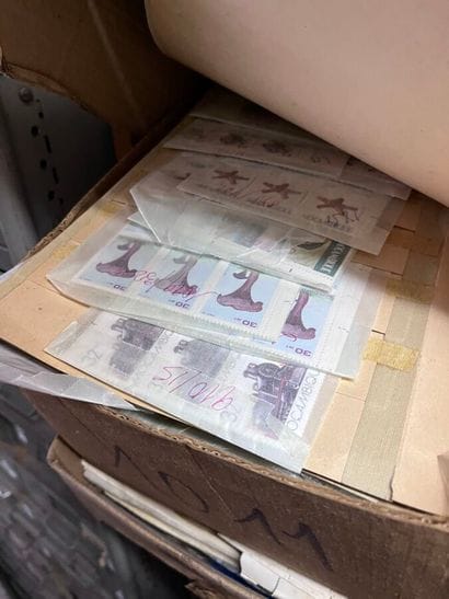 Cartons Monde : Lot de timbres du Monde dont...