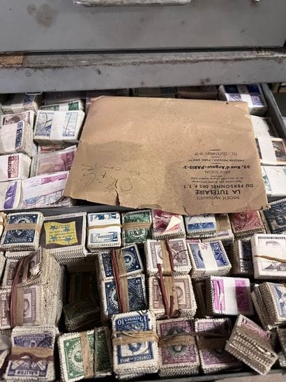 27 tiroirs Monde : Timbres de toutes périodes,...