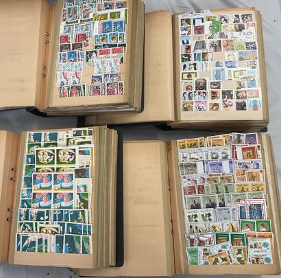 27 Albums Monde : Timbres de toutes périodes,...