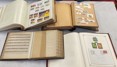 25album + 1 pochette Divers : Lot de timbres...