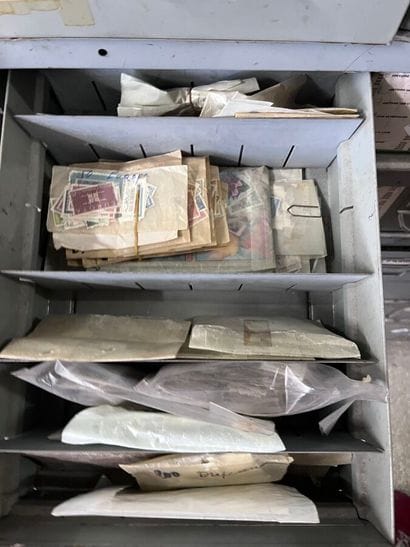 30 tiroirs Thématique : Ensemble de timbres...