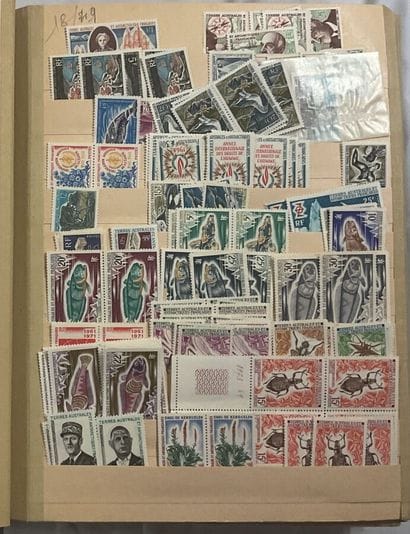 1 Album TAAF : Ensemble de multiple des timbres...