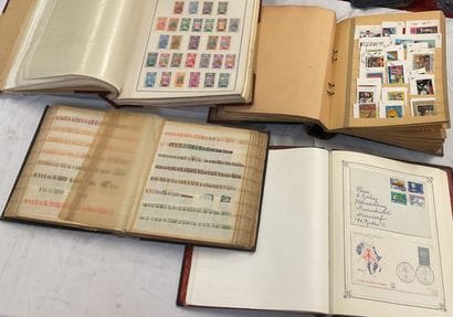 25album + 1 pochette Divers : Lot de timbres...