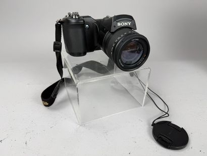 [ CAMERAS ] 
Set of three assorted digital...