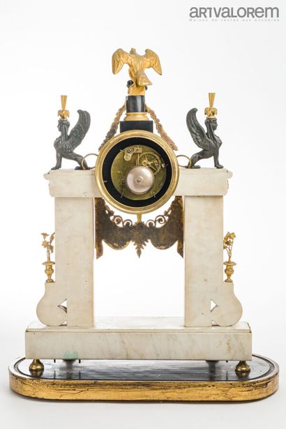 Pendule portique en marbre blanc, bronze...