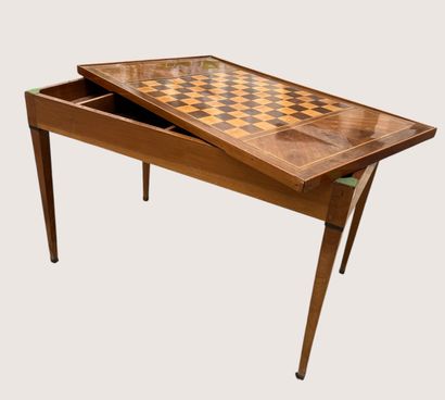 Table à jeu tric-trac en placage de noyer,...