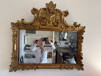 Miroir rectangulaire en bois doré et sculpté...