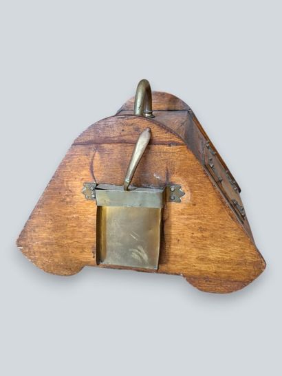 Wood and brass coal bucket. 
42 x 52 x 33...