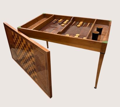 Table à jeu tric-trac en placage de noyer,...
