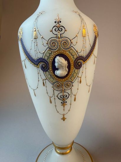 Paire de vases amphore en opaline blanche...