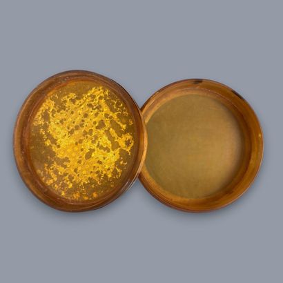 Boite ronde en écaille, montée en or 14K...