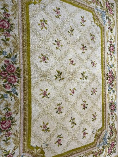 Savonnerie-style rug (France, mid-20th century)
Ivory...