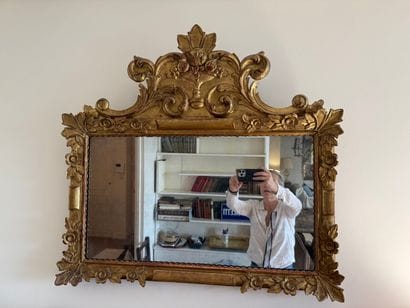 Miroir rectangulaire en bois doré et sculpté...