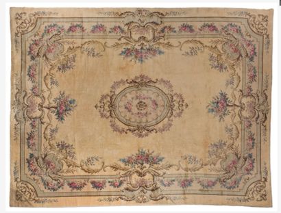 Carpet woven in the Savonnerie style.
Decor...