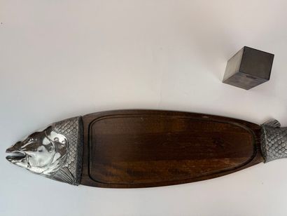 Fish-shaped cutting board made of wood and...