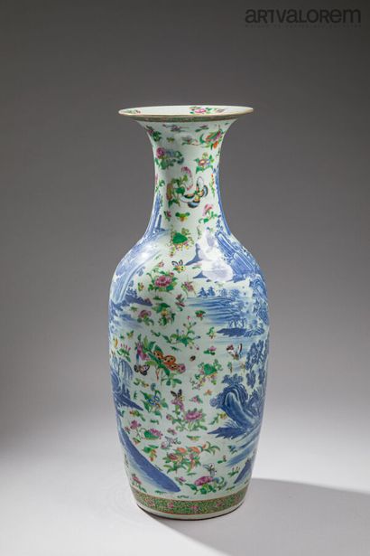 CHINA, 20th century 
Large porcelain vase...