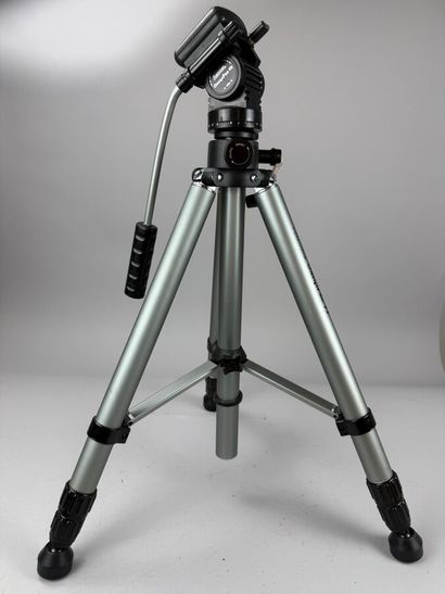 [PHOTOGRAPHY ACCESSORIES] 
Set of four assorted...