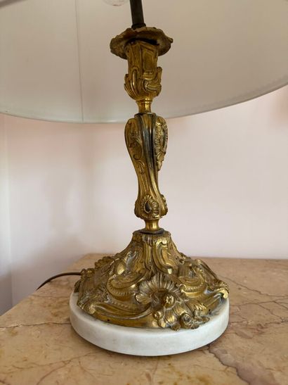 Deux pieds de lampe en bronze doré à décor...