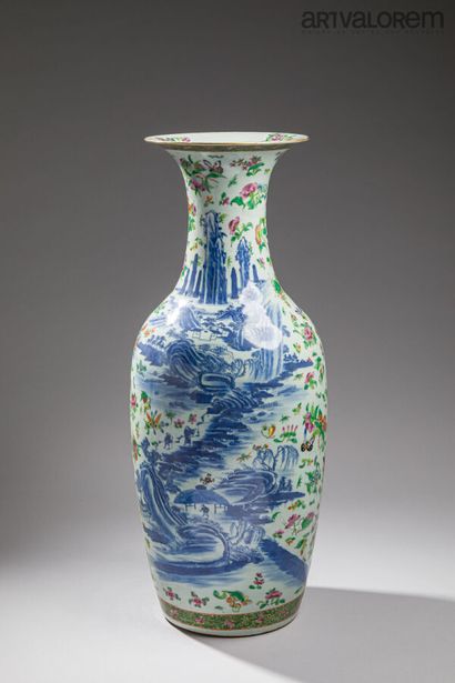 CHINA, 20th century 
Large porcelain vase...
