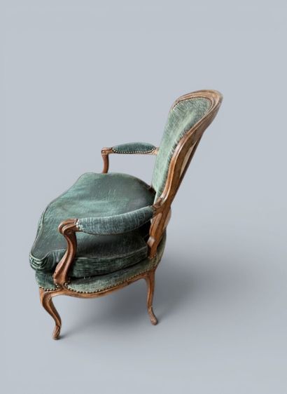 Paire de fauteuils cabriolet en hêtre mouluré...