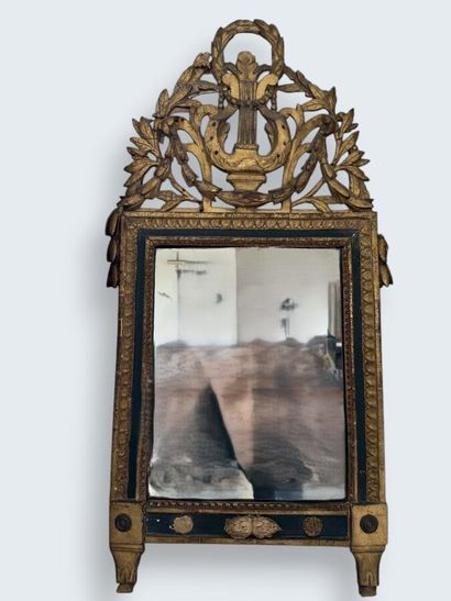 Miroir en bois doré sculpté de frises de...