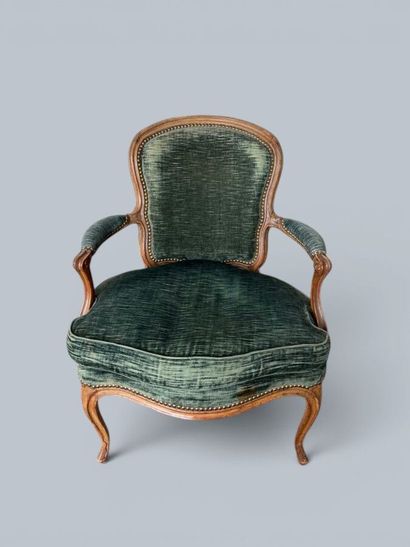 Paire de fauteuils cabriolet en hêtre mouluré...