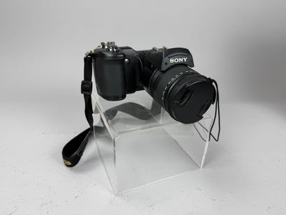 [ CAMERAS ] 
Set of three assorted digital...