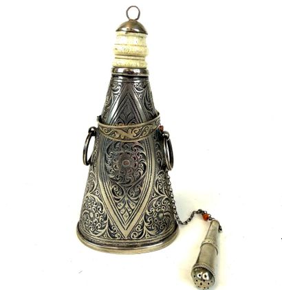 YEMEN
Une poire à poudre en argent à décor...