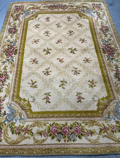 Savonnerie-style rug (France, mid-20th century)
Ivory...