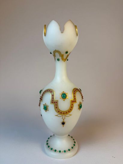 Vase tulipe sur piédouche à col découpé en...