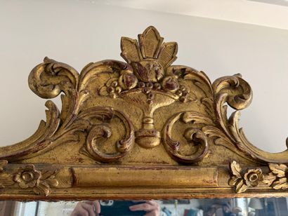 Miroir rectangulaire en bois doré et sculpté...