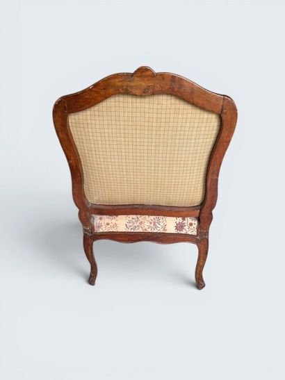 Fauteuil en bois naturel mouluré et sculpté...